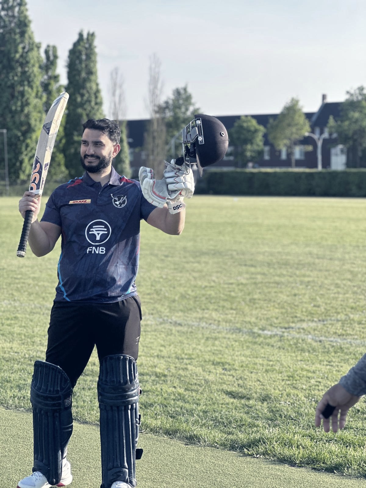 Batter van Zwolle 1 viert zijn score met opgeheven bat