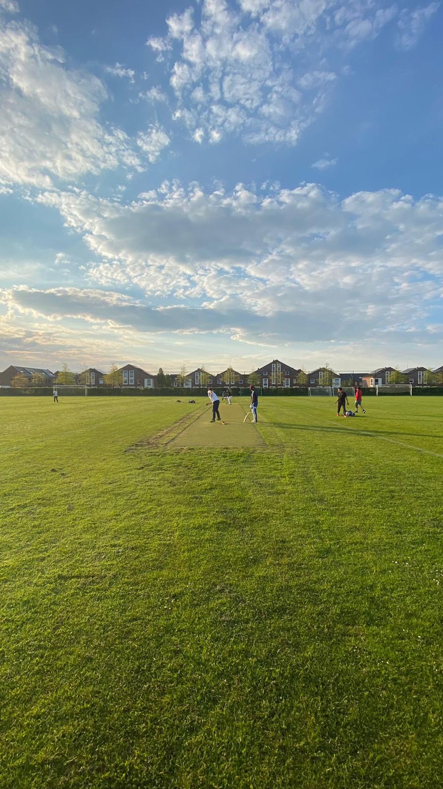 Wedstrijden Batsman en bowler op de cricketpitch in Zwolle