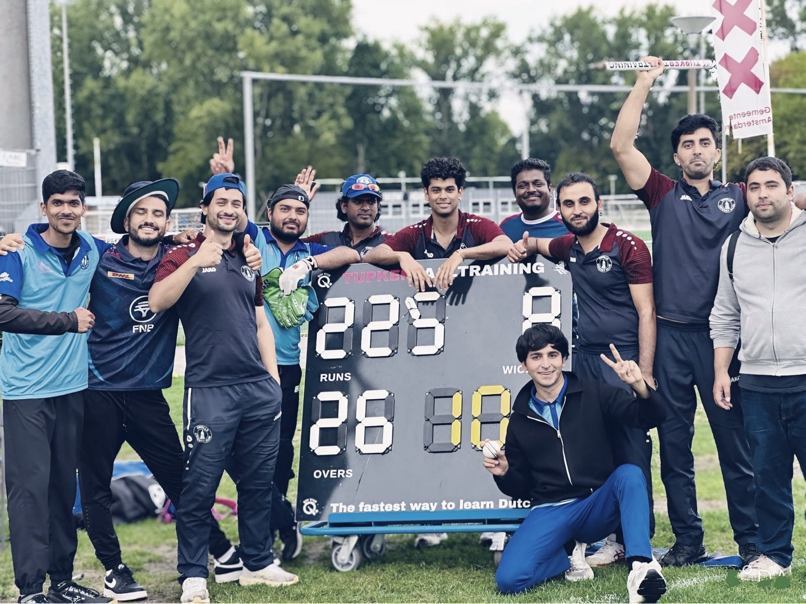 Het team van Cricket Club Zwolle bij het scorebord