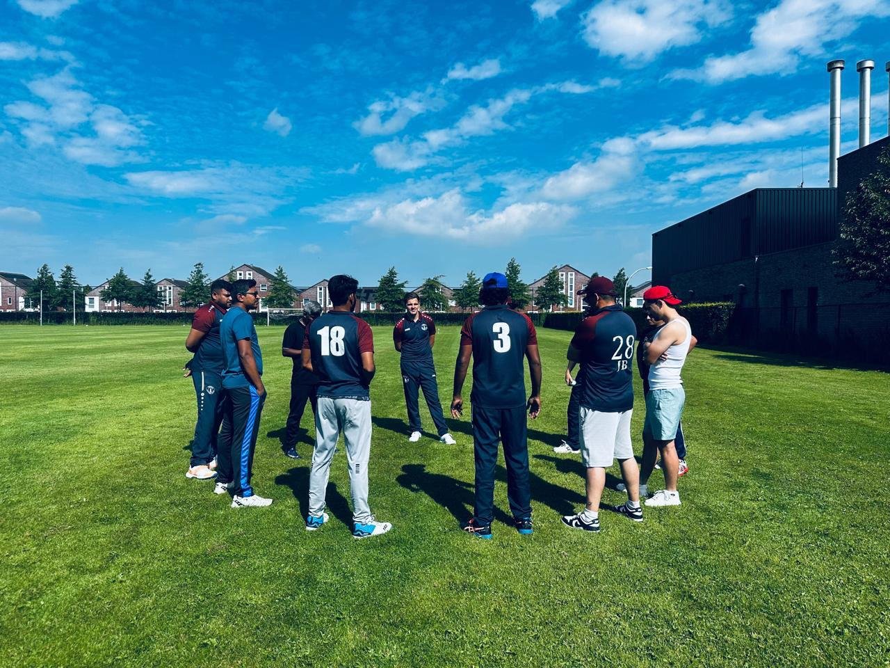 Home Spelers van Cricket Club Zwolle in een kring tijdens een teambespreking op het veld
