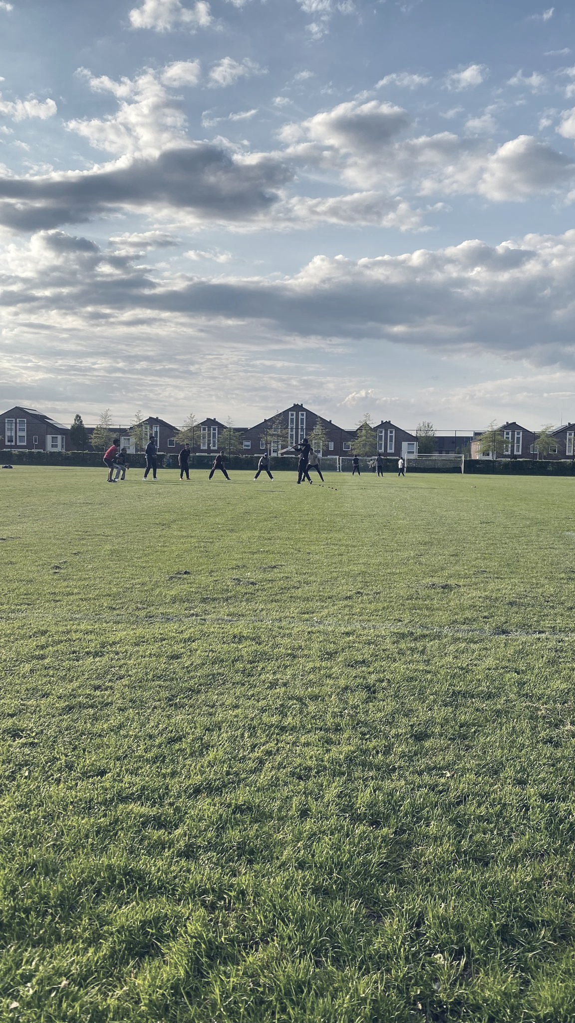 Cricket training op het veld van sportpark De Verbinding in Zwolle