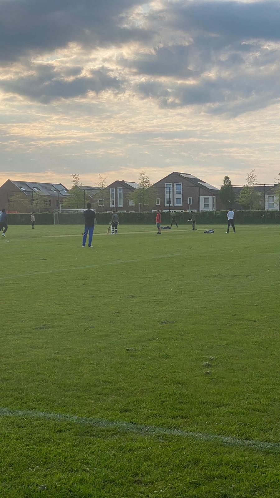 Lid worden Cricket training bij zonsondergang in Zwolle