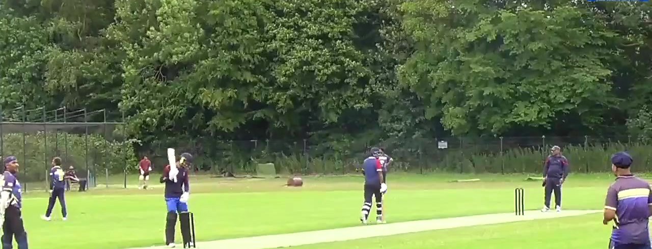 Batter van Zwolle 1 slaat de bal tegen Hilversum