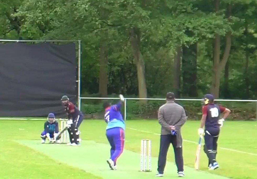 Bowler van Zwolle 2 levert de bal af tegen Qui Vive