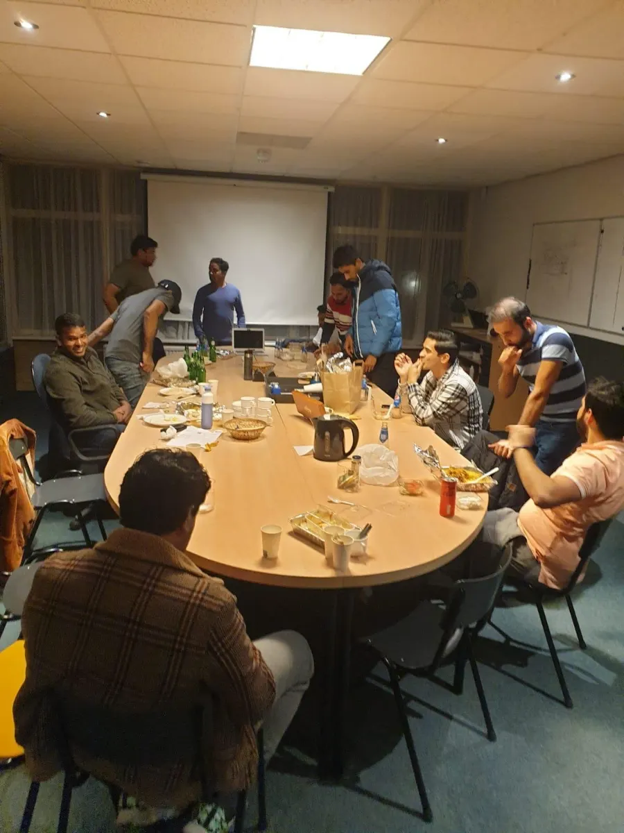 Home Leden van Cricket Club Zwolle samen aan tafel tijdens een clubavond