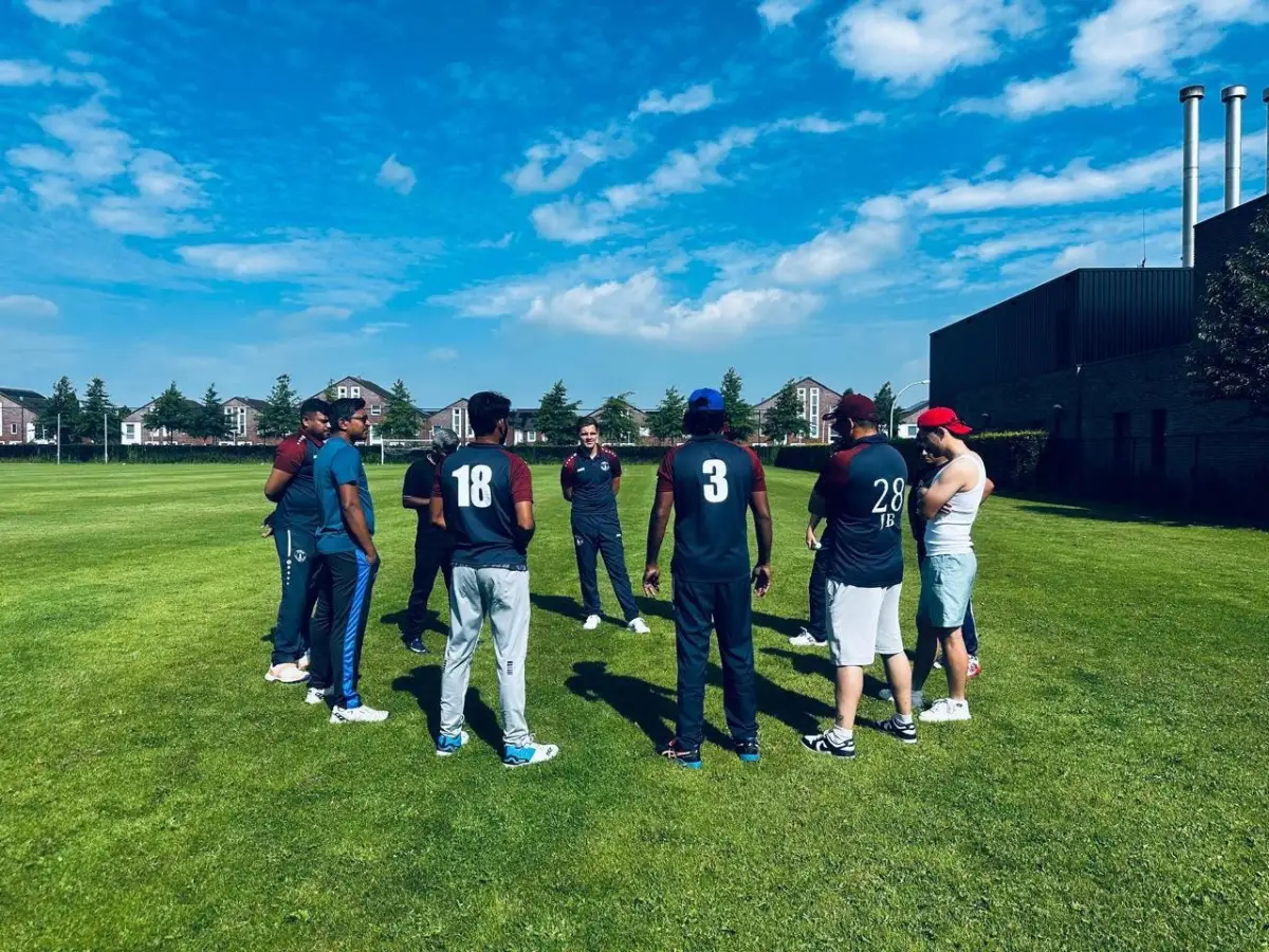 Home Spelers van Cricket Club Zwolle in een kring tijdens een teambespreking op het veld